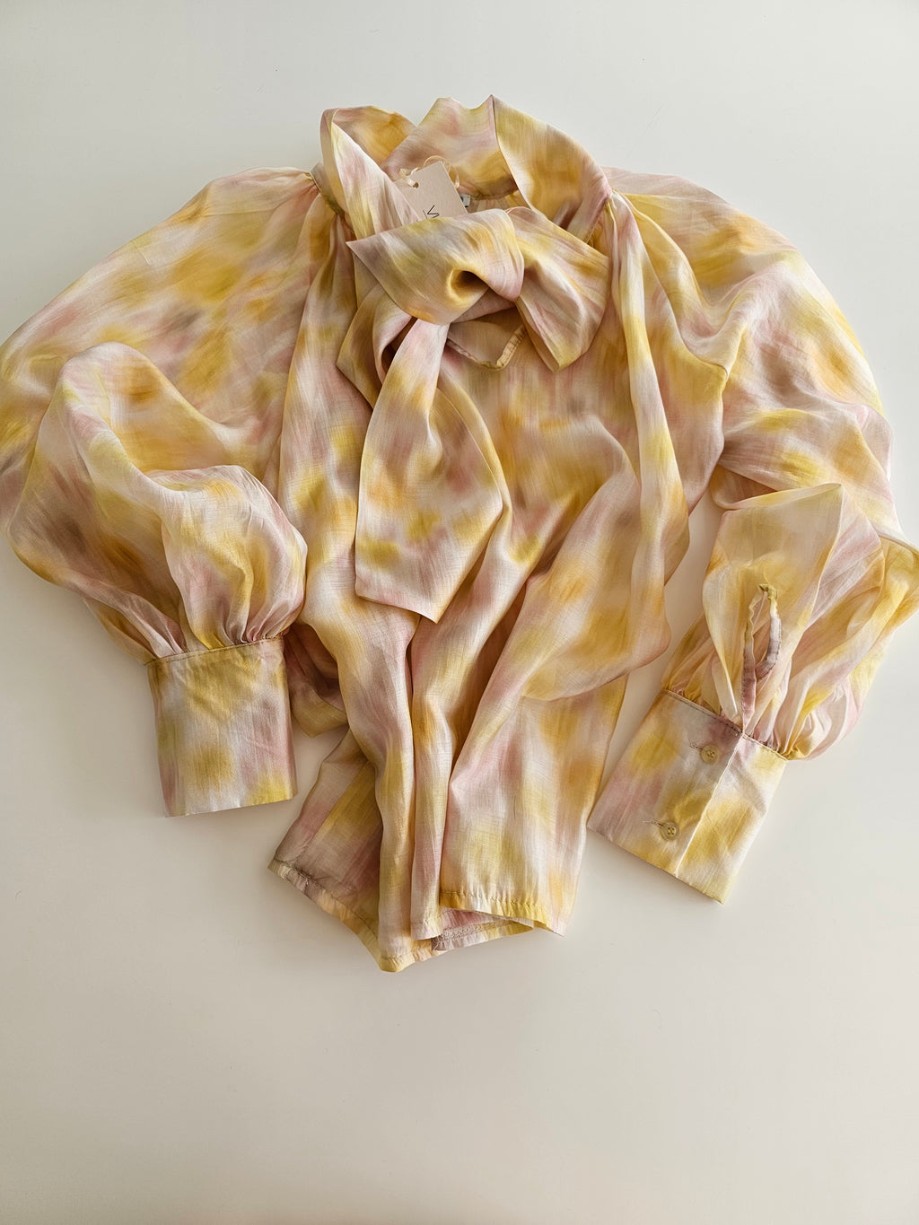 Citrus Bow Blouse met zachte vlamprint en strik.