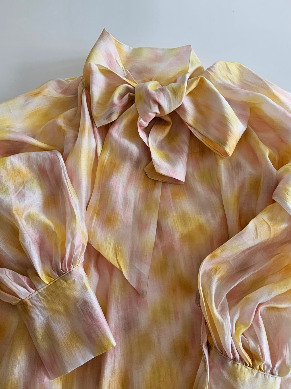 Citrus Bow Blouse met zachte vlamprint en strik.