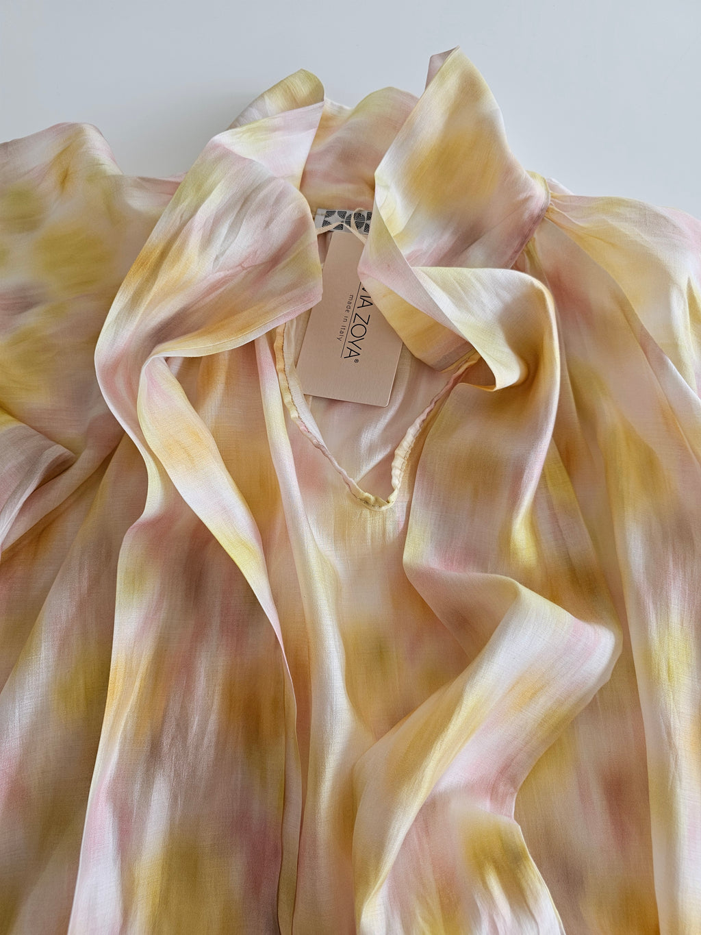 Citrus Bow Blouse met zachte vlamprint en strik.