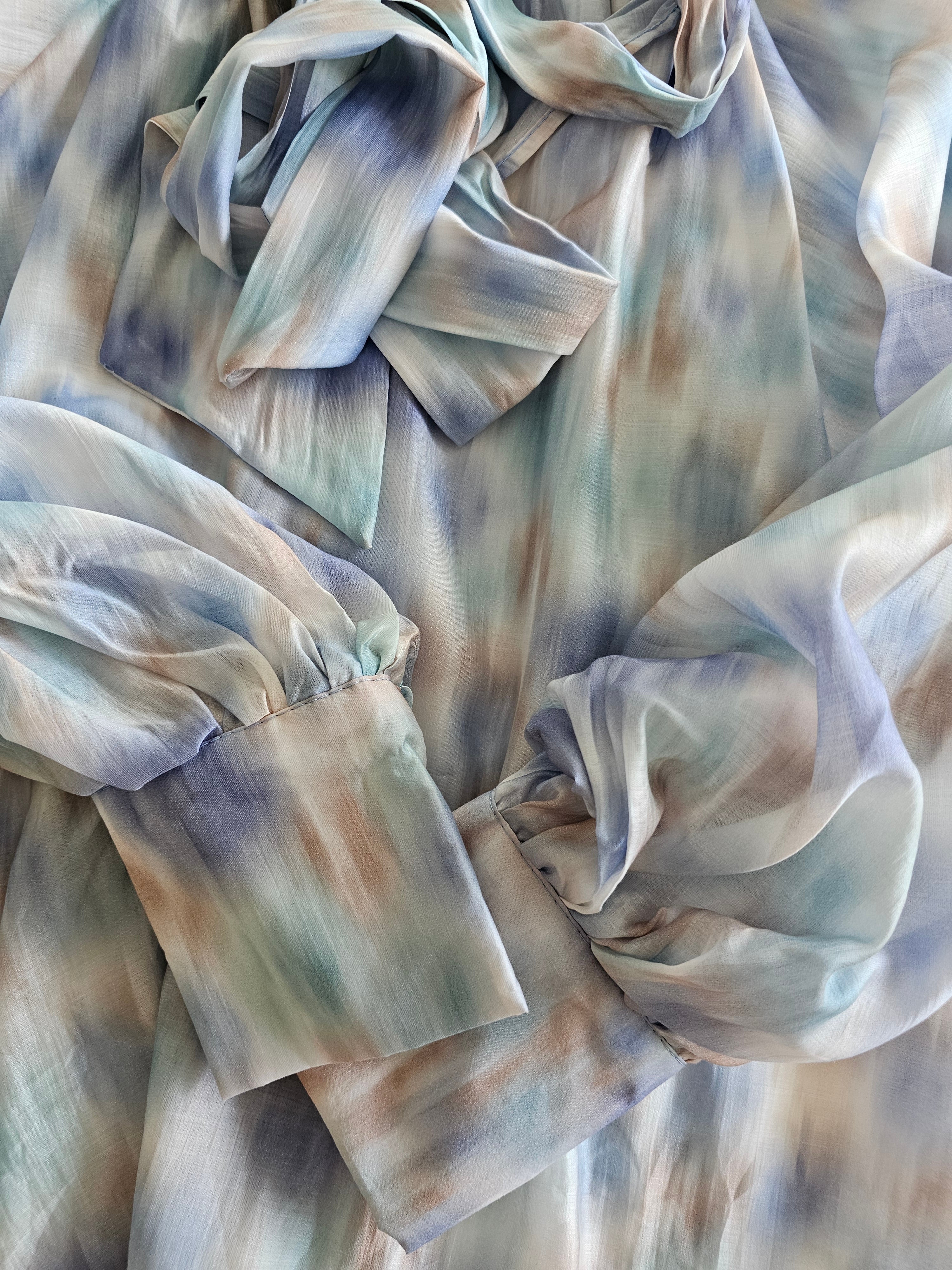 Glacier Bow Blouse met zachte vlamprint en strik.