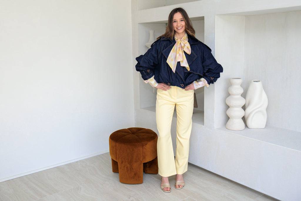 Denim Cape Jacket met vlindermouw en knoopsluiting.