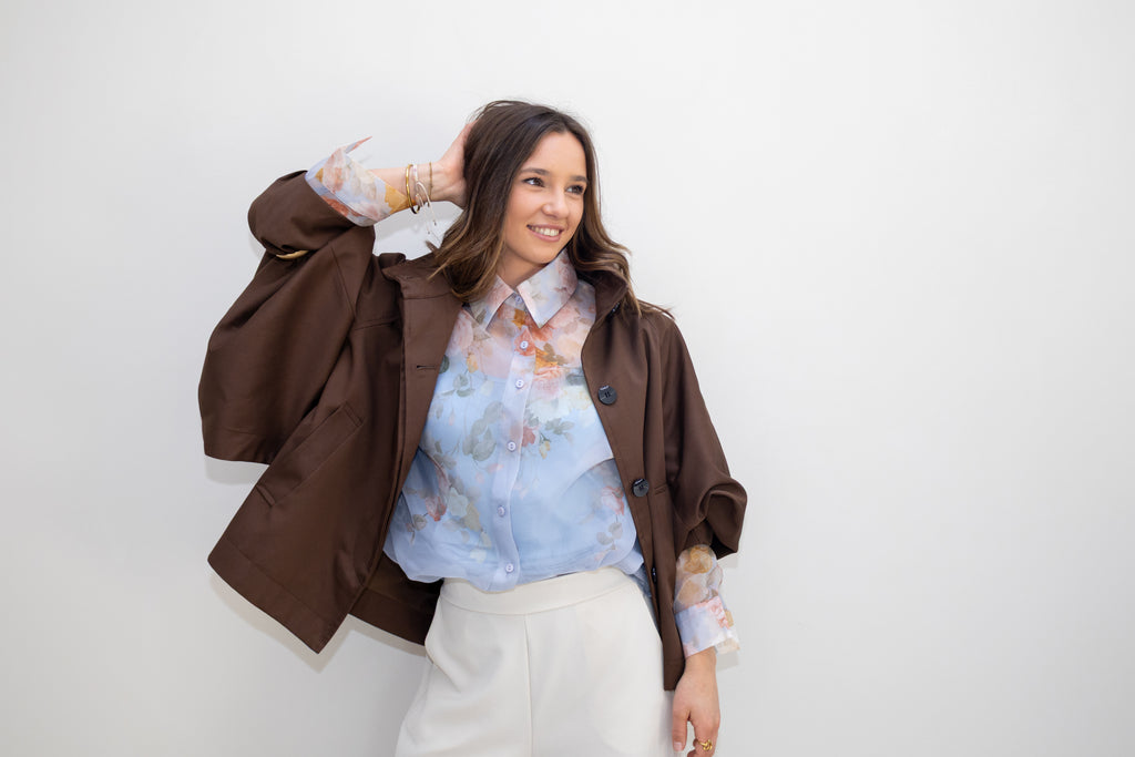 Linnea Sky Blouse met blauwe bloemenprint.