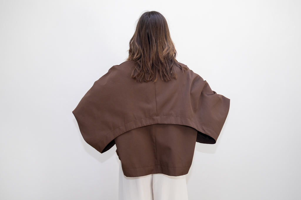 Visby Brown Trench Coat met vlindermouw en opstaande kraag.
