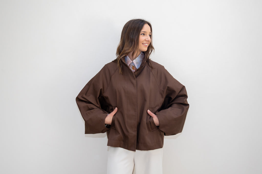 Visby Brown Trench Coat met vlindermouw en opstaande kraag.