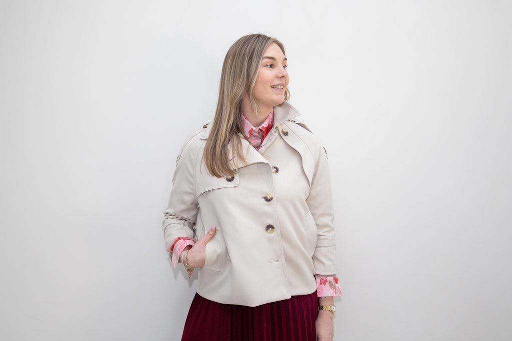 Dune Trench Jacket in zandbeige met bruine knopen.