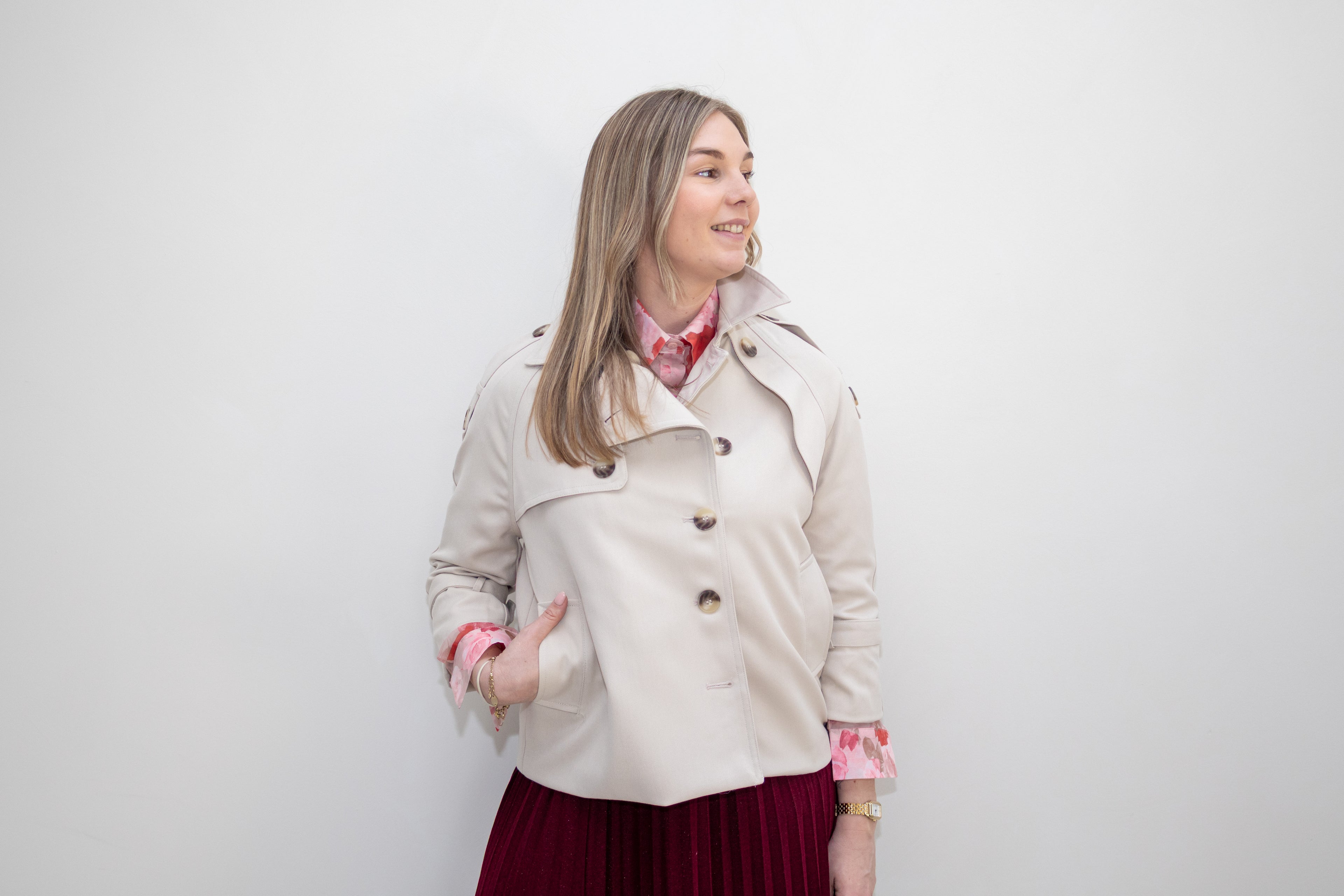 Dune Trench Jacket in zandbeige met bruine knopen.