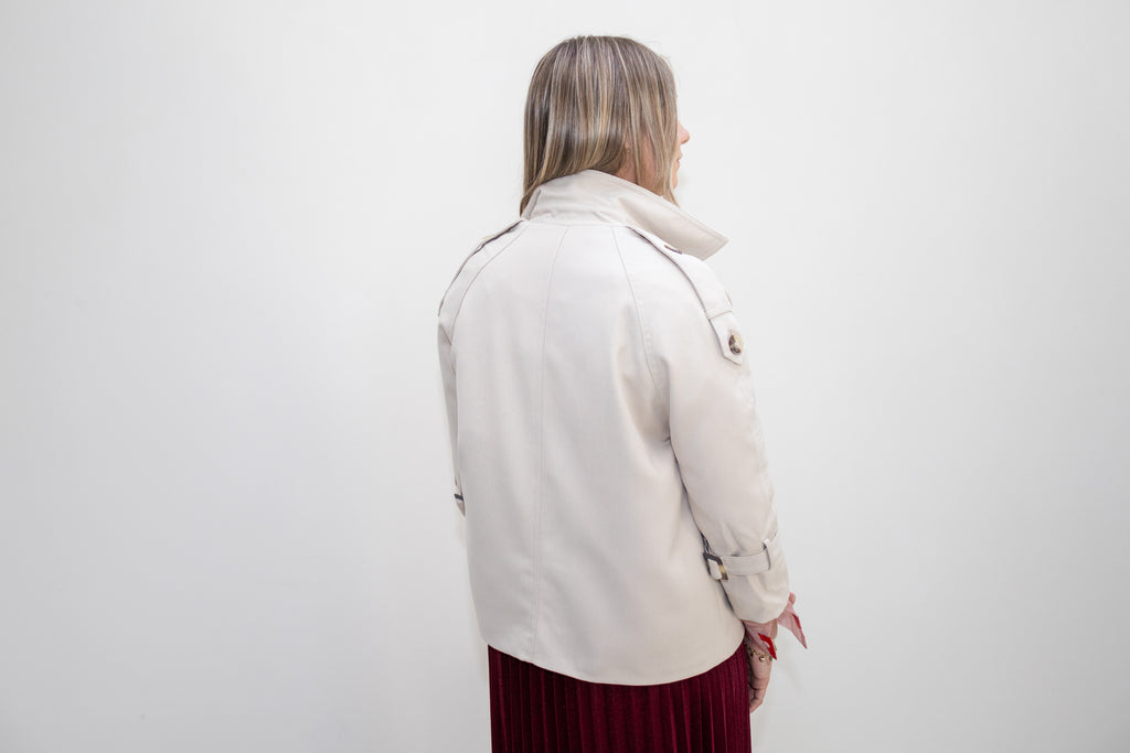Dune Trench Jacket in zandbeige met bruine knopen.