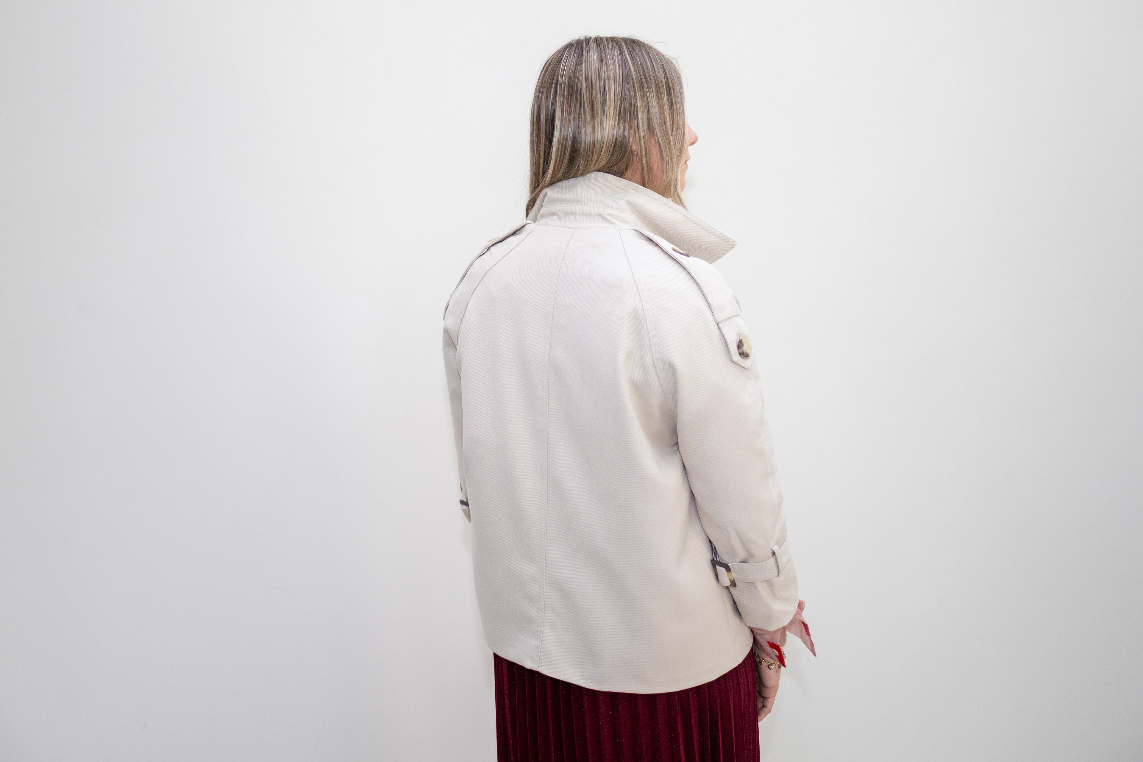Dune Trench Jacket in zandbeige met bruine knopen.