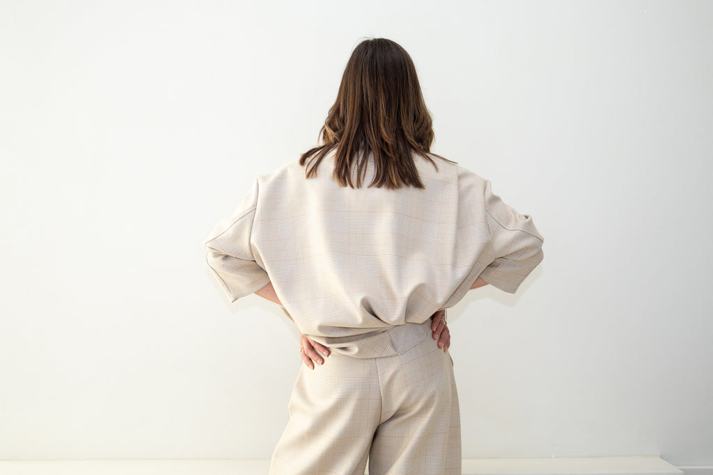 Skagen set met barrel pants en zip jacket in zandbeige ruit.