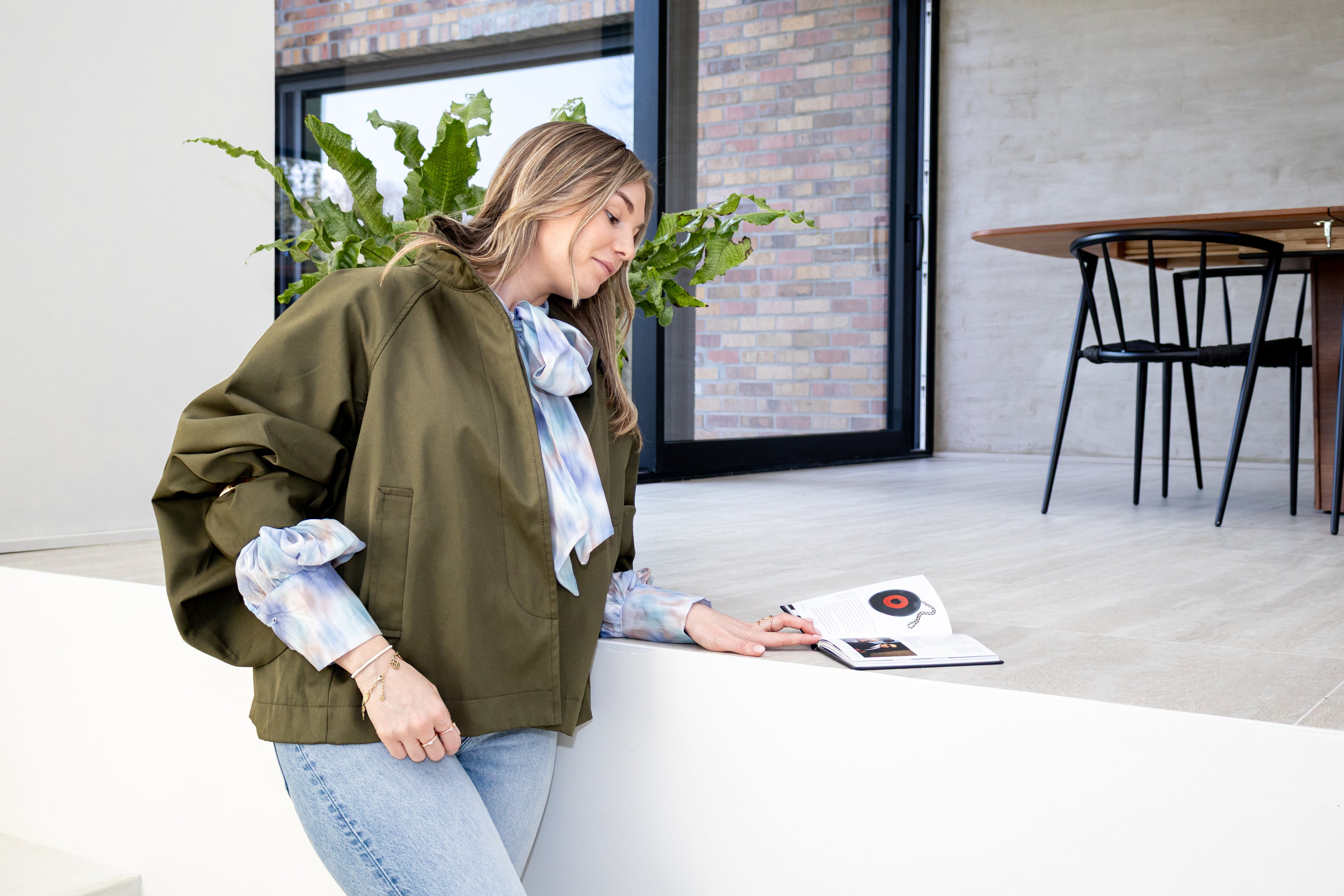Glacier Bow Blouse met zachte vlamprint en strik.