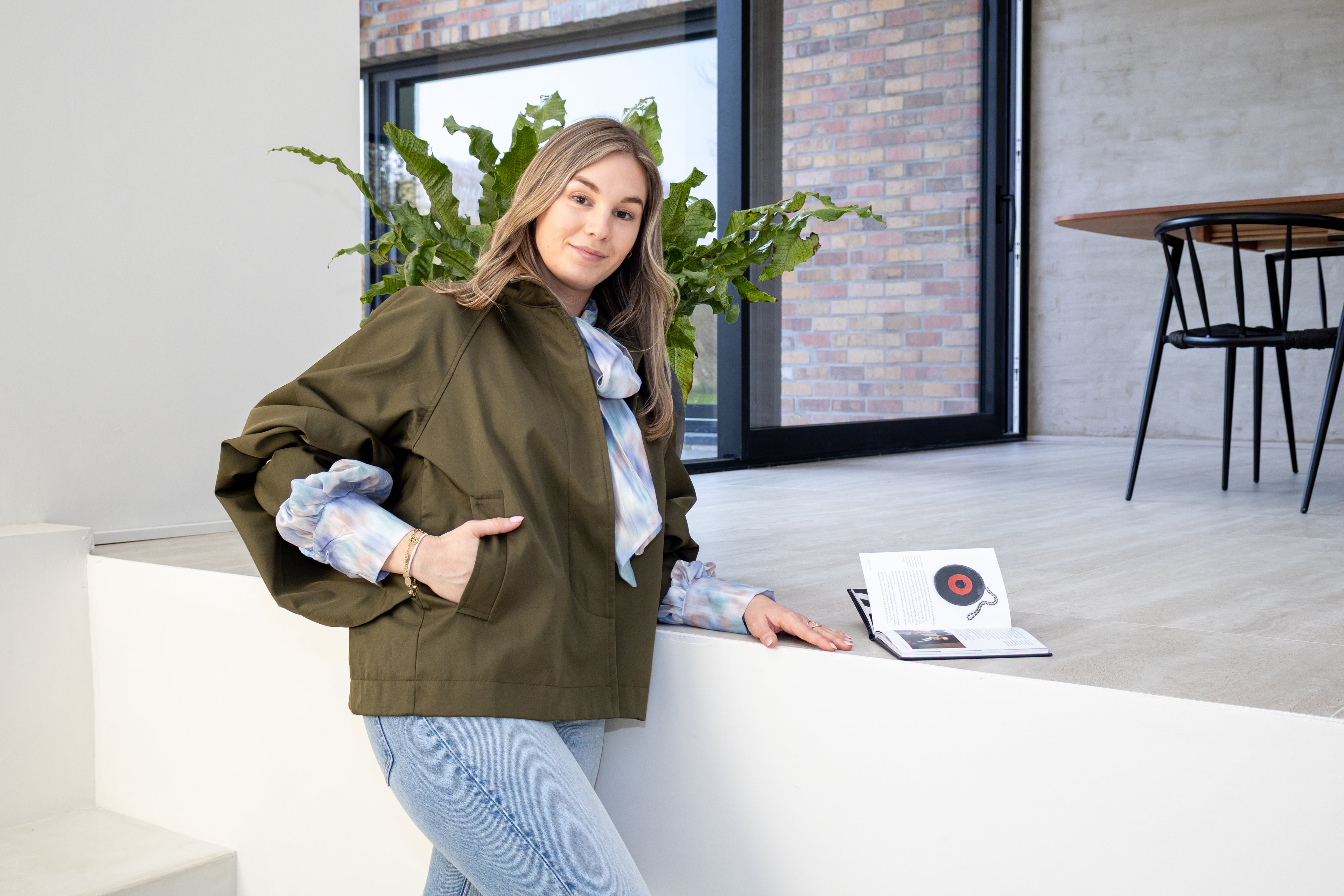 Visby Kaki Trench Coat met vlindermouw en opstaande kraag.