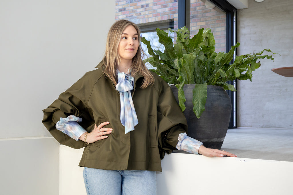 Glacier Bow Blouse met zachte vlamprint en strik.