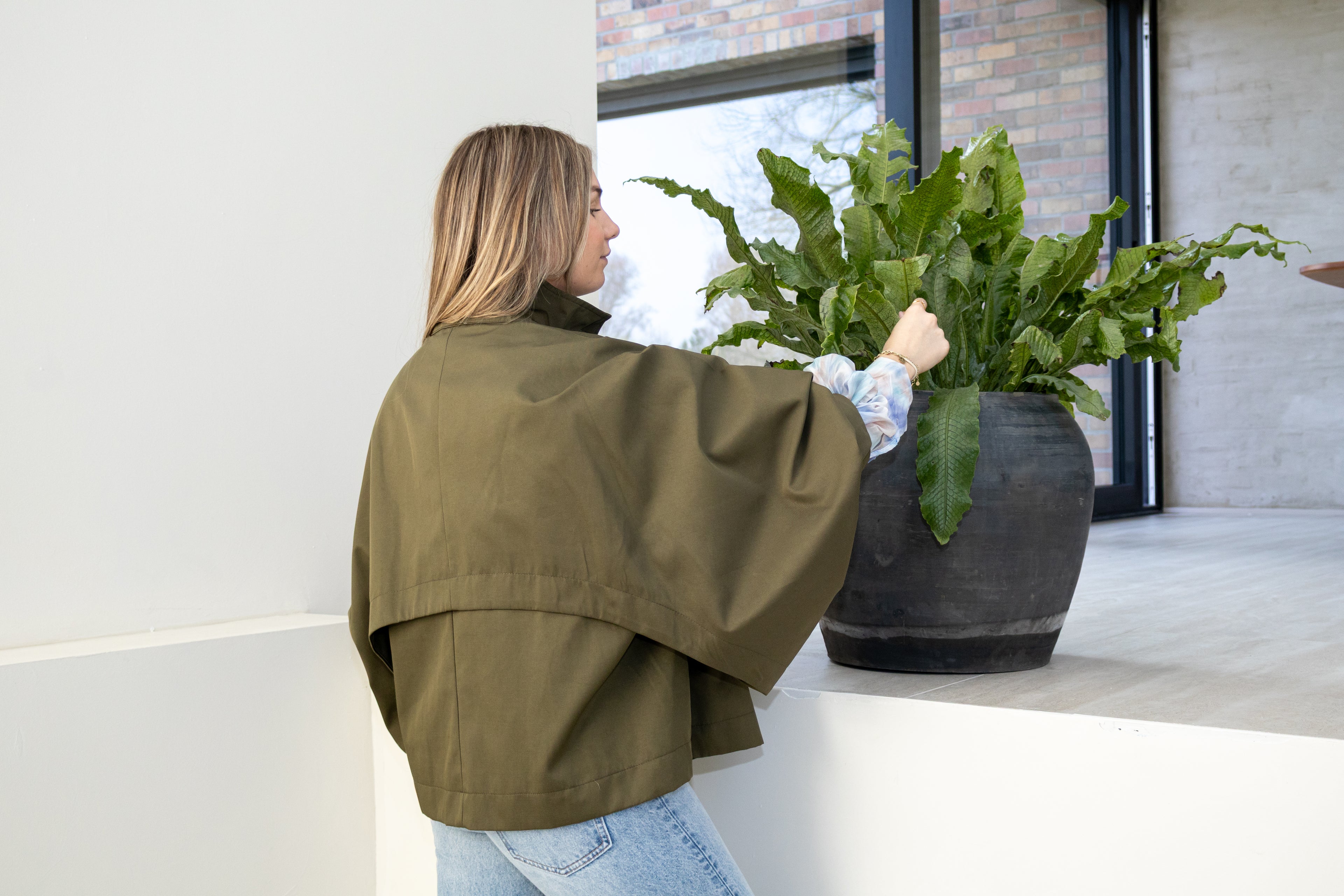 Visby Kaki Trench Coat met vlindermouw en opstaande kraag.